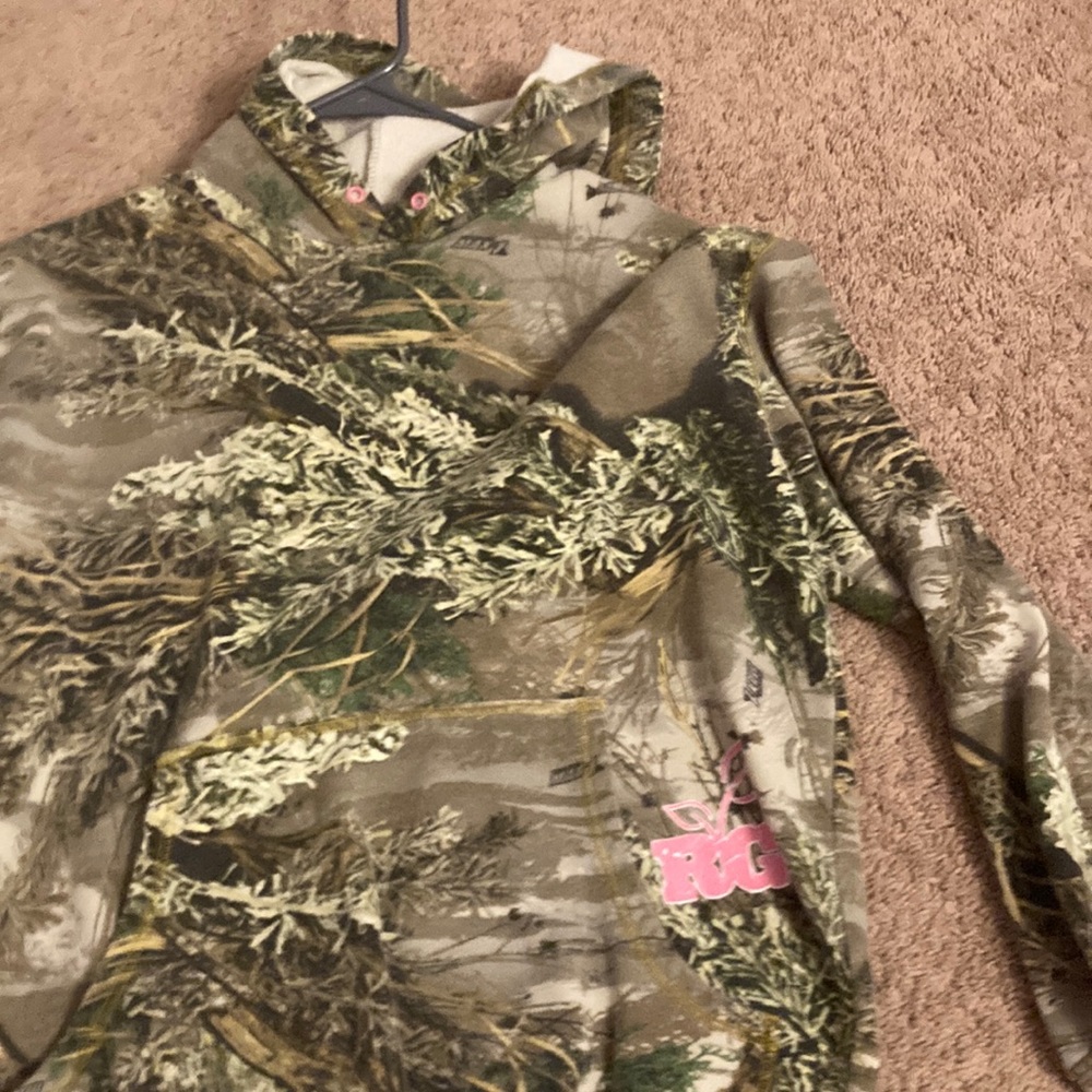 camo sweat shirt. size M